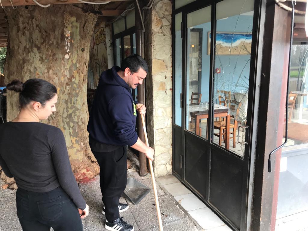 La porta sfondata al ristorante “La nuova rampa”