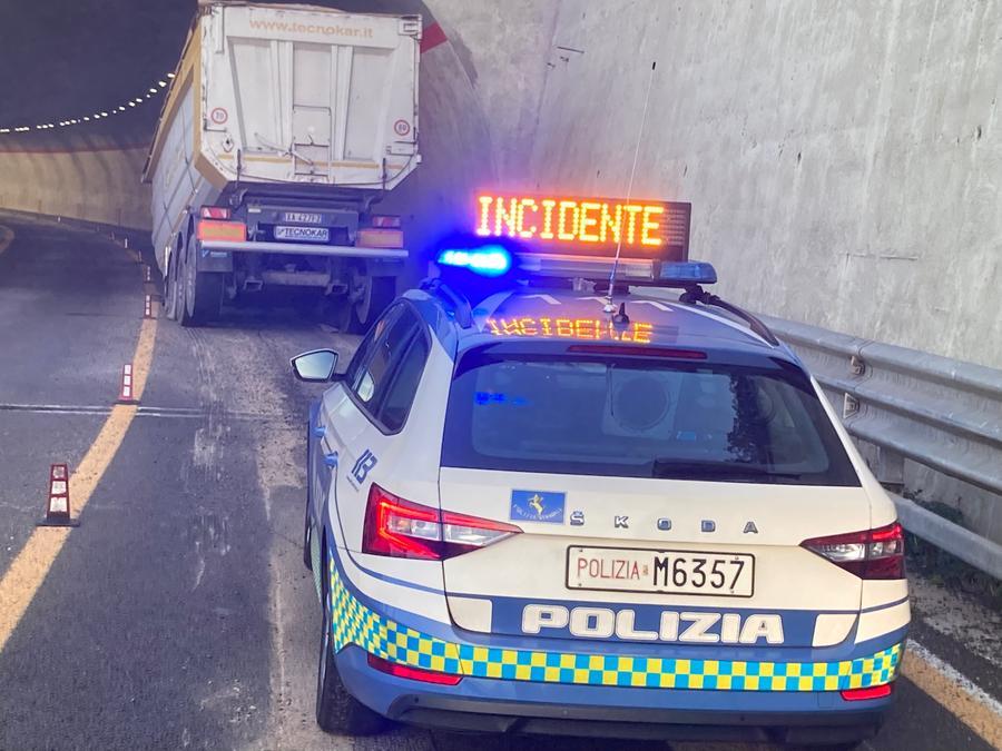 Sassari, tir perde un rimorchio carico di grano sulla 131: traffico deviato su Scala di Giocca