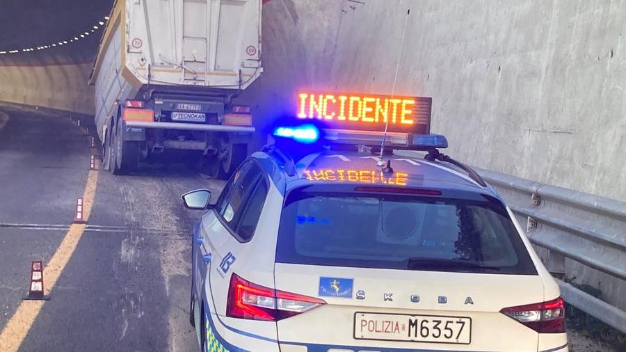 Sassari, tir perde un rimorchio carico di grano sulla 131: traffico deviato su Scala di Giocca
