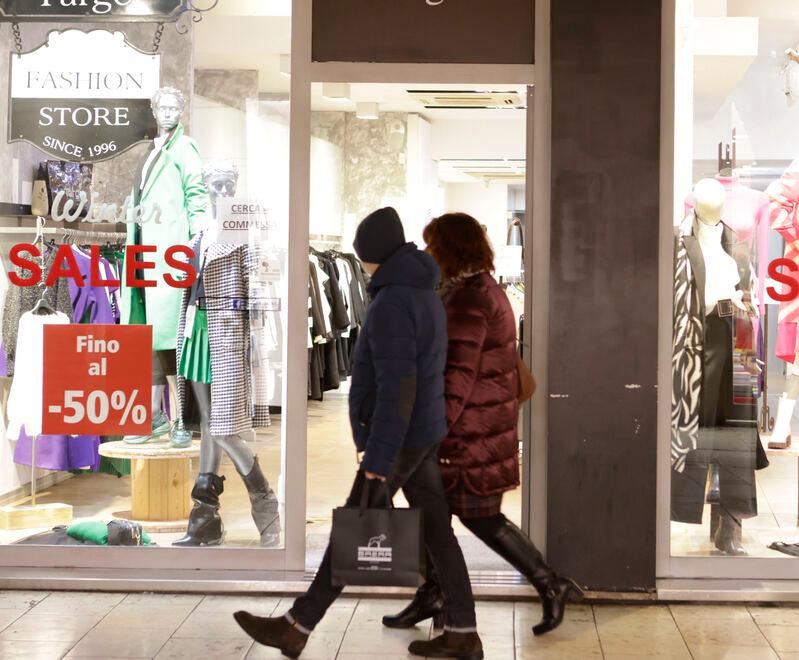 Pantaloni, giacche e scarpe: a Ferrara iniziano i saldi di “qualità”