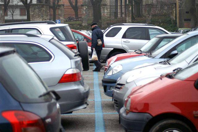Pistoia, a luglio rivoluzione nei parcheggi: gestione e controlli a un privato
