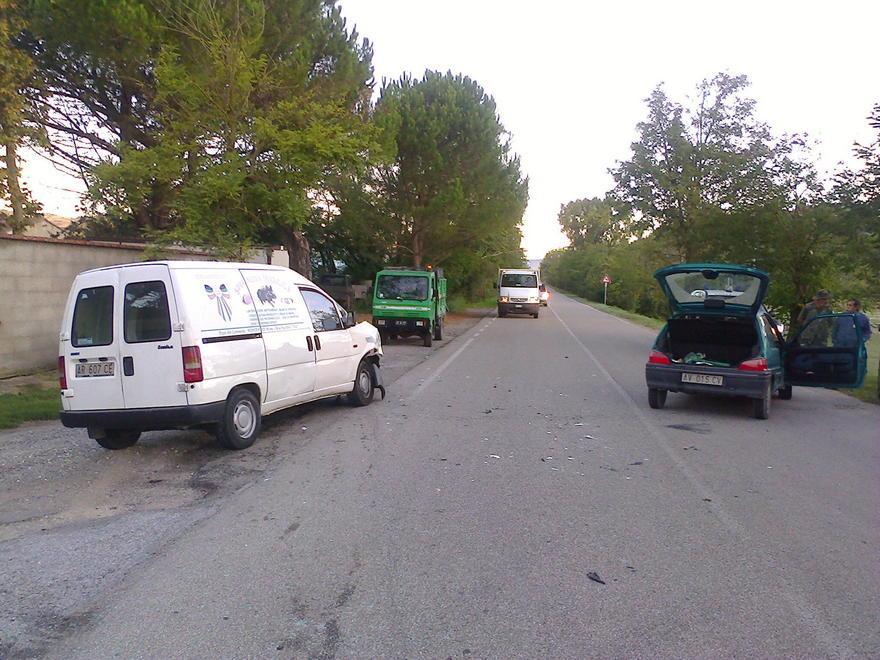 Si scontra con un’altra auto mentre sta parcheggiando, trasportata in ospedale 