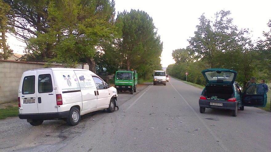 Si scontra con un’altra auto mentre sta parcheggiando, trasportata in ospedale