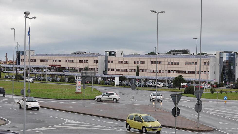Cecina, infermiera di 52 anni si ritrova l’intestino perforato dopo un’operazione all’utero