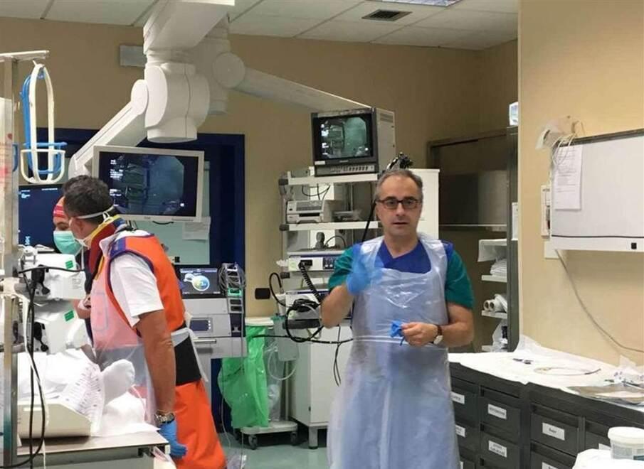 Il professor Raffaele Manta in sala endoscopica all’ospedale di Perugia