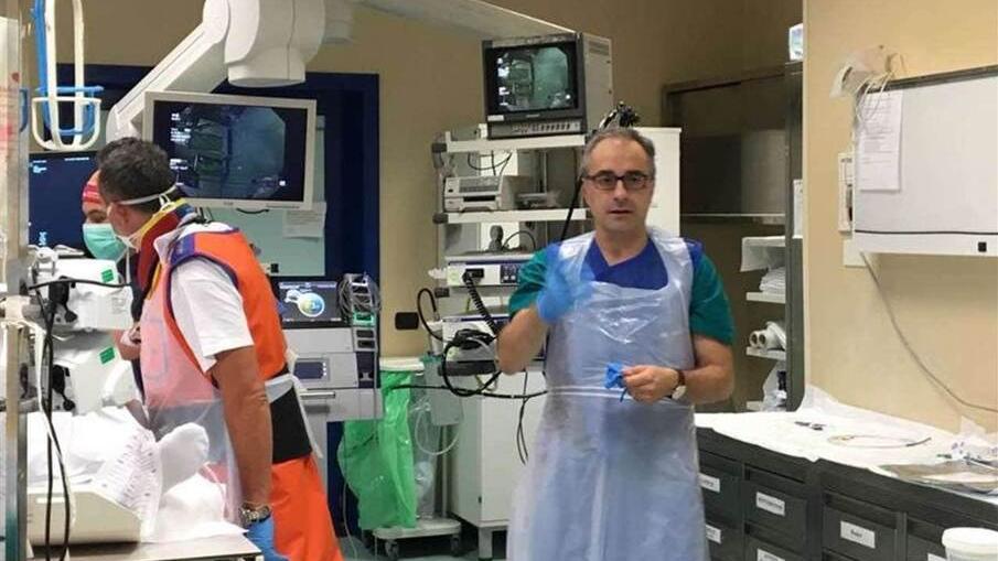 Il professor Raffaele Manta in sala endoscopica all’ospedale di Perugia