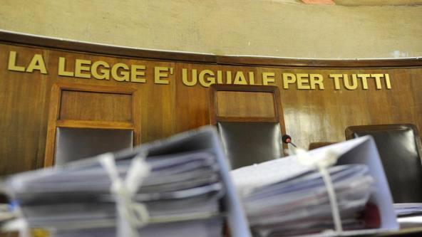 «Dammi i soldi della pensione», e poi gli svuotava il frigo: così una figlia “bullizzava” il padre nel Valdarno