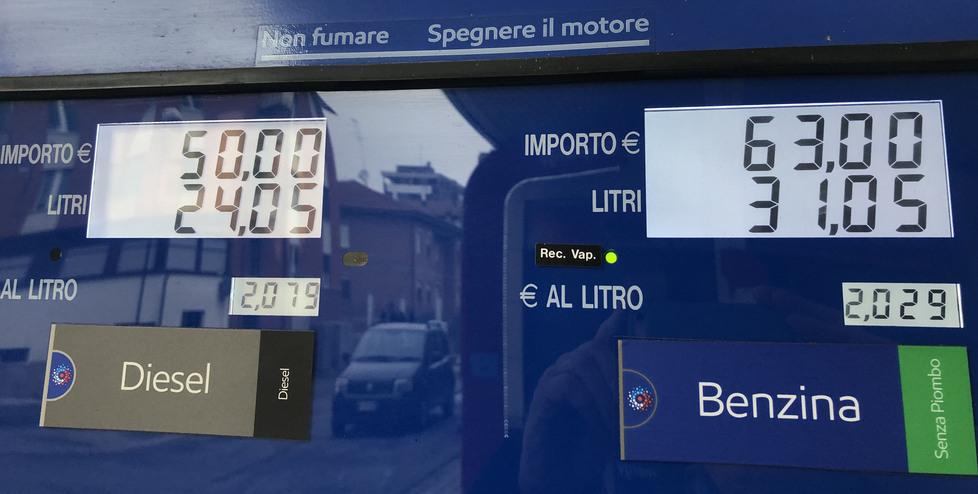 Schizzano i prezzi dei carburanti, il pieno costa 9 euro in più