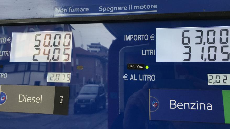 Schizzano i prezzi dei carburanti, il pieno costa 9 euro in più