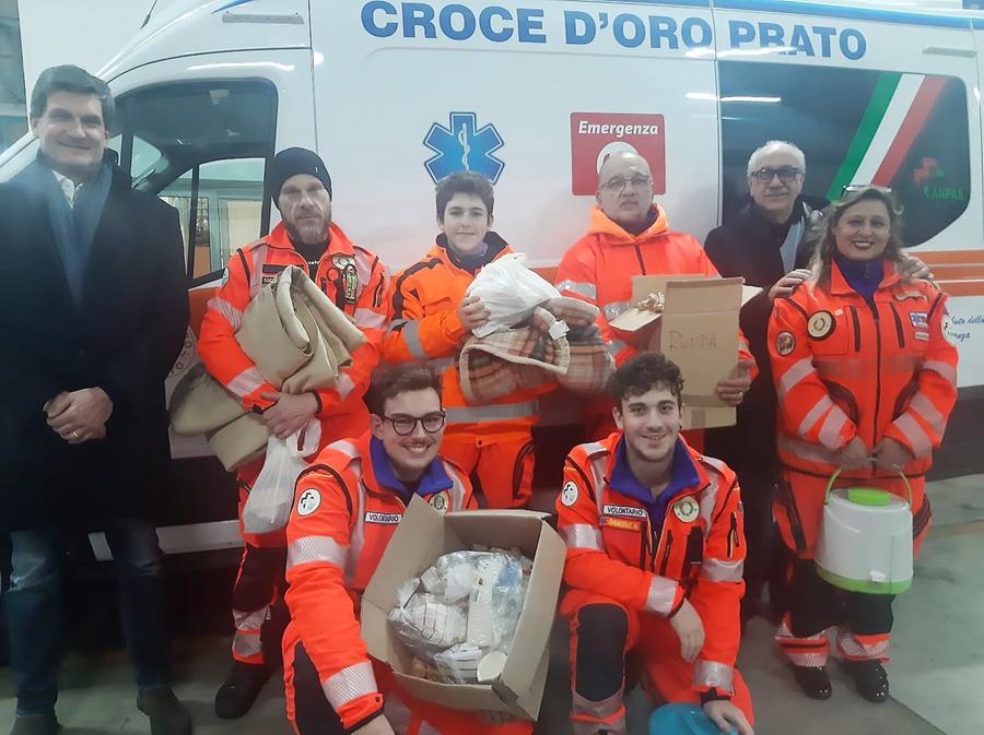 Gli Angeli del Freddo portano cibo caldo e abiti per i senzatetto