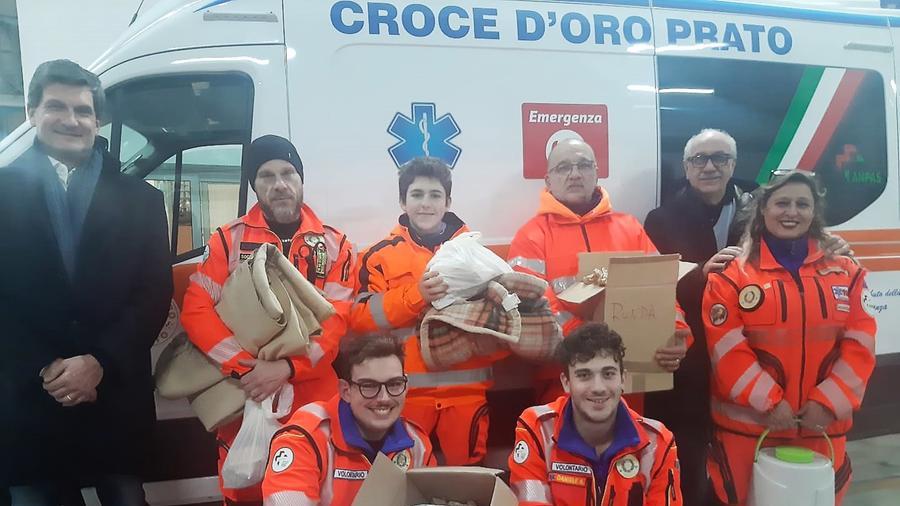 Gli Angeli del Freddo portano cibo caldo e abiti per i senzatetto
