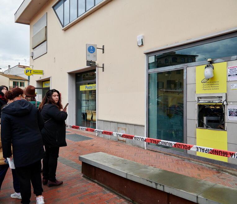 Uno sportello mobile alle Poste di Montelupo dopo il maxi furto di un mese fa