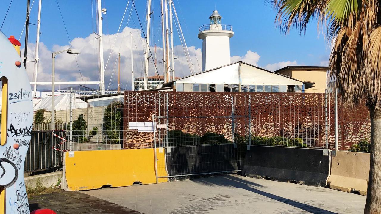 Marina di Carrara, al Porto chiusa la passeggiata al mare