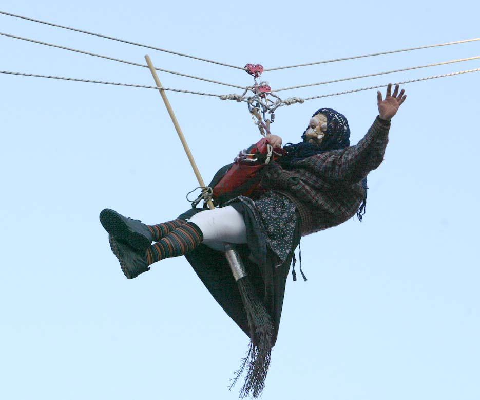 A Livorno la Befana arriva al mare, dall’alto o sul palco. Tutti gli appuntamenti 
