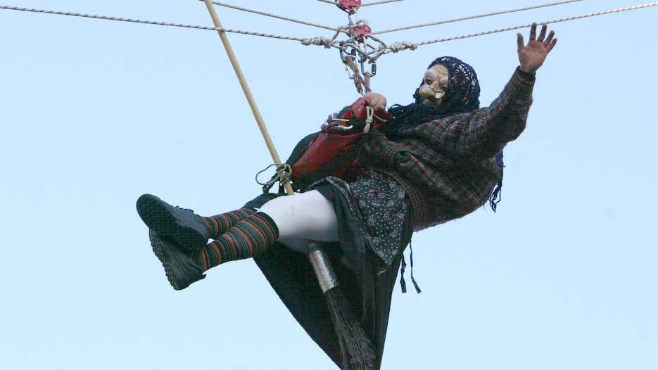 A Livorno la Befana arriva al mare, dall’alto o sul palco. Tutti gli appuntamenti