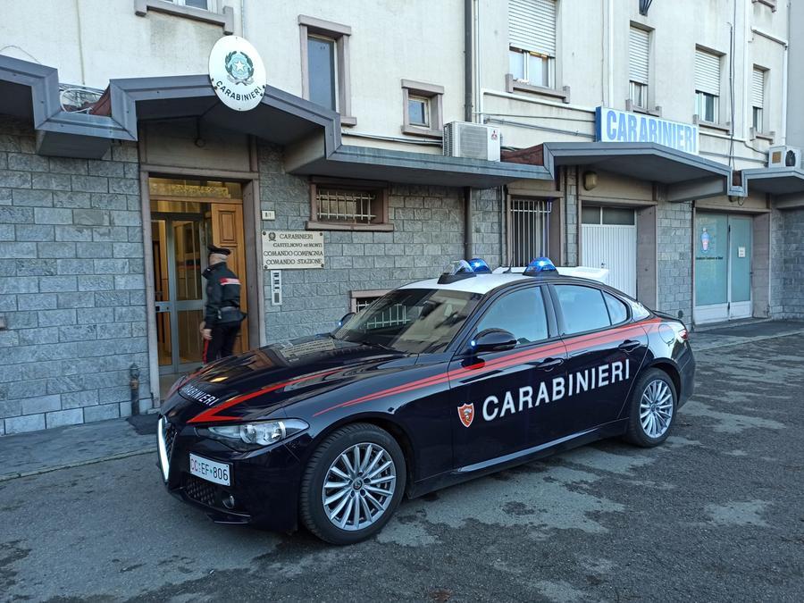 Picchia e minaccia la moglie col coltello, poi aggredisce i carabinieri: arrestato