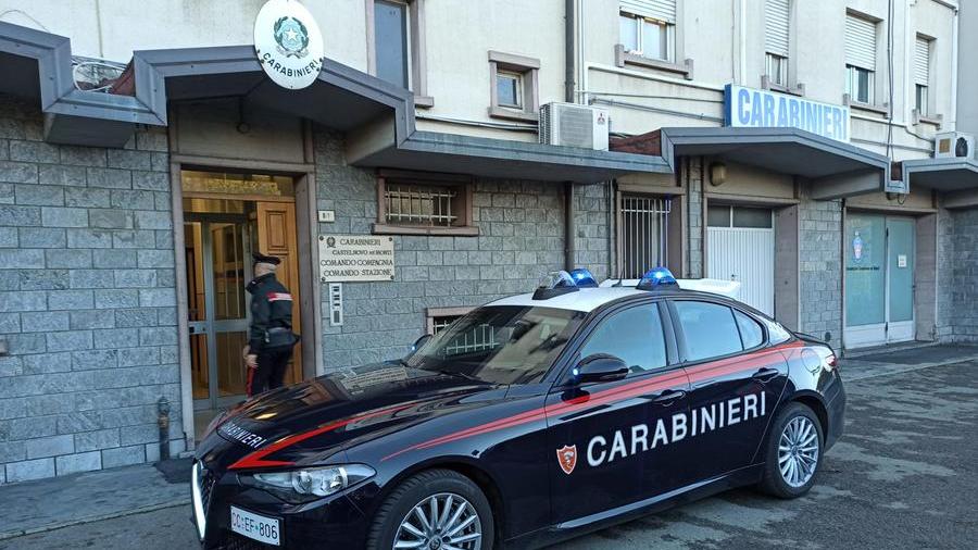 Picchia e minaccia la moglie col coltello, poi aggredisce i carabinieri: arrestato