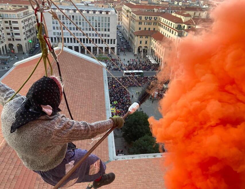 La Befana prima di calarsi fra i bambini