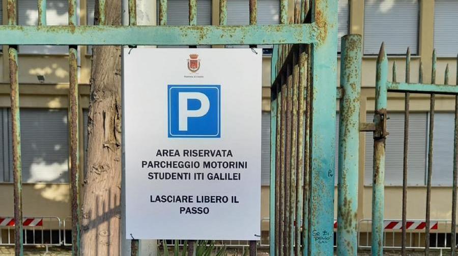 Via Galilei, apre il parcheggio per scooter all’Iti