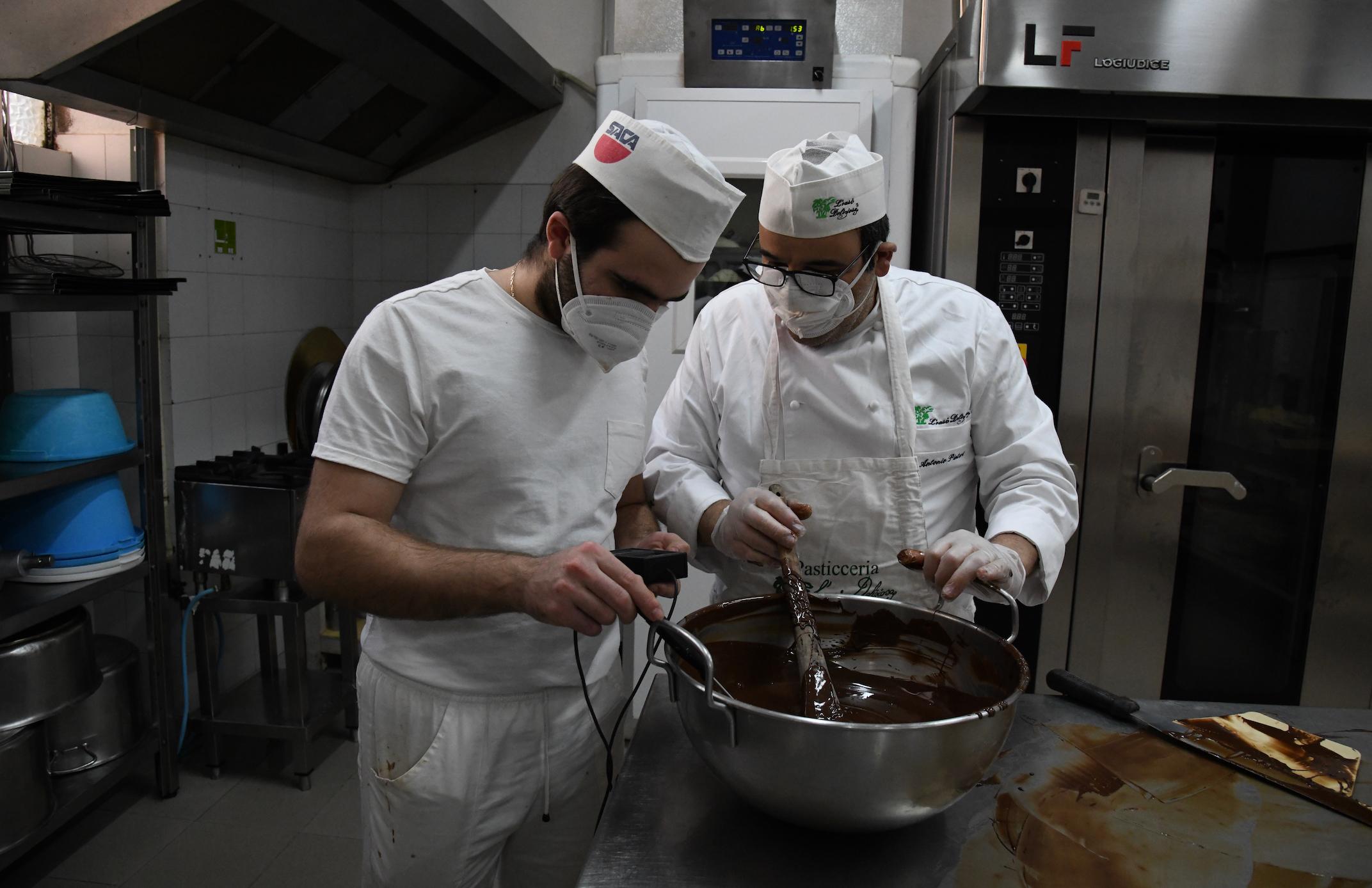Francesco Pintori, a destra, e il figlio Antonio nel loro laboratorio (foto massimo locci)