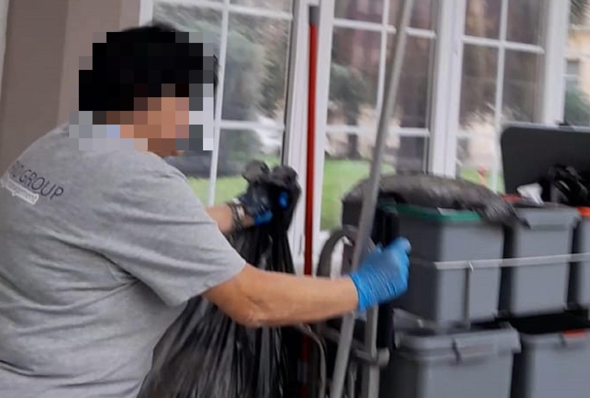 Un dipendente senza mascherina
