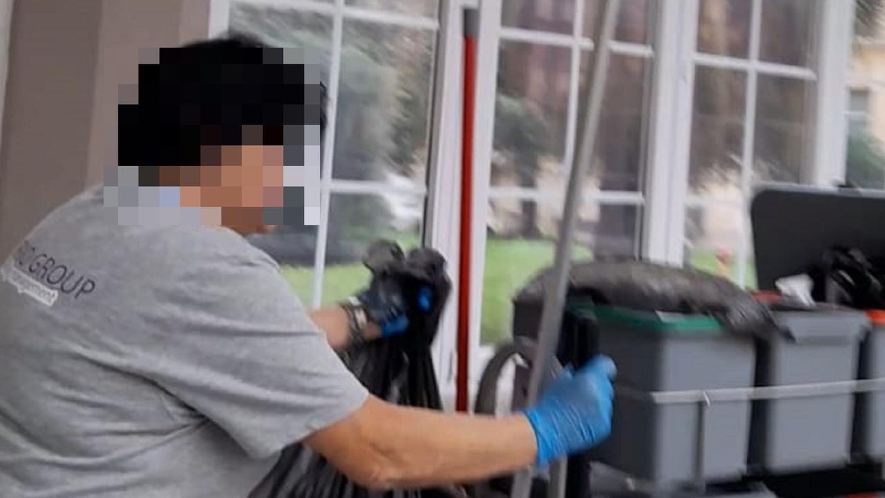 Un dipendente senza mascherina