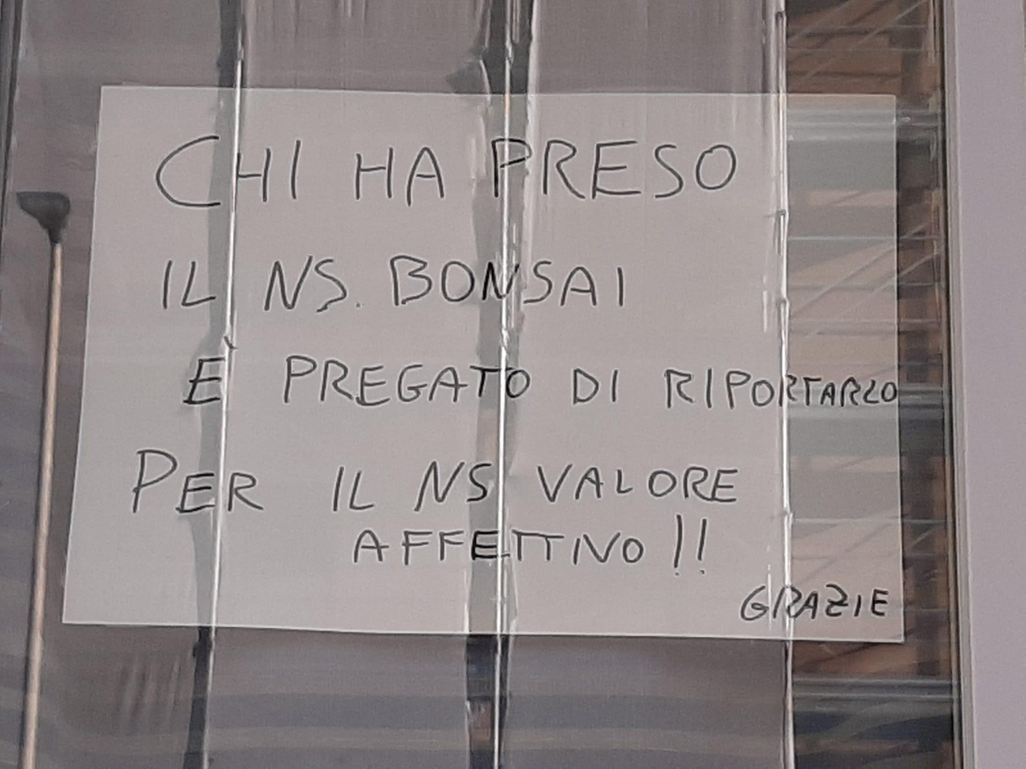 Il cartello appeso alla finestra