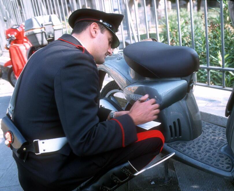 Un carabiniere durante un controllo a uno Scarabeo