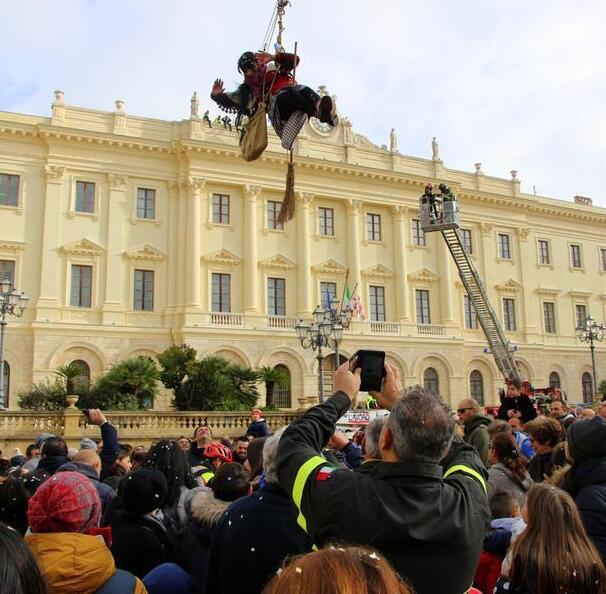Arriva la Befana tra dolci, feste e calze piene di solidarietà