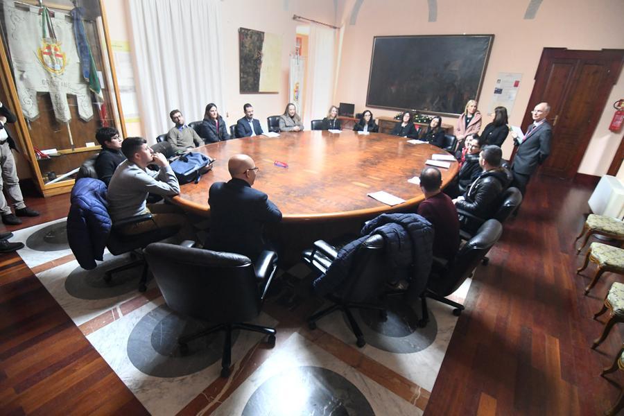 
	Il sindaco, di spalle, saluta i nuovi dipendenti comunali


