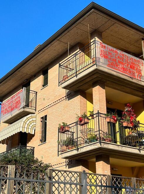 Castelvetro, striscioni in balcone: «Ladri, siete già passati In casa non c’è niente» 