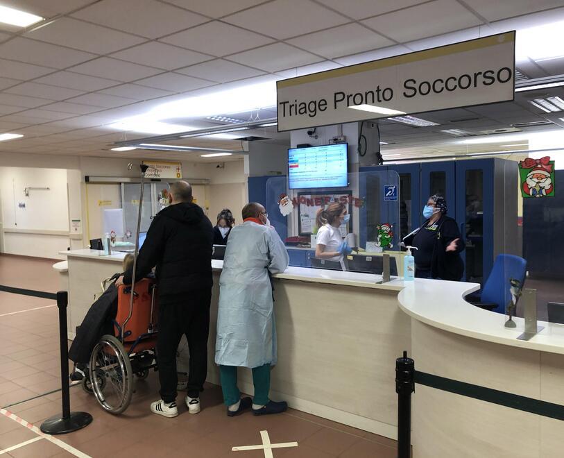 «Lasciata per ore dolorante in attesa al pronto soccorso»