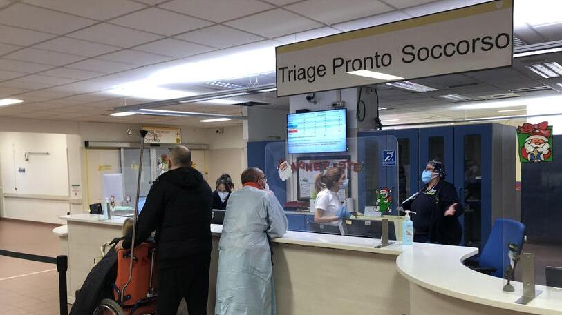 «Lasciata per ore dolorante in attesa al pronto soccorso»