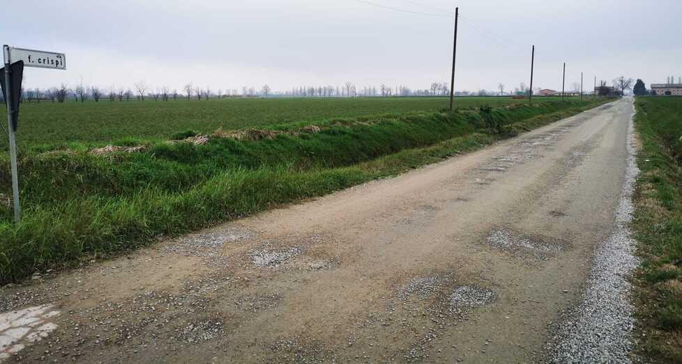 Strada bianca colabrodo: il calvario senza fine di chi abita in via Crispi
