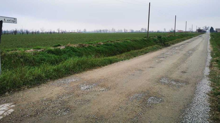 Strada bianca colabrodo: il calvario senza fine di chi abita in via Crispi