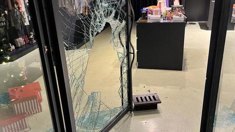 Modena, via Vignolese, ladri in azione: assalto di notte a Dejavù