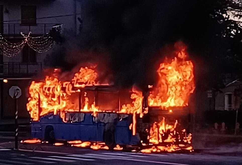 Sestola. Corriera di linea carbonizzata in piazza