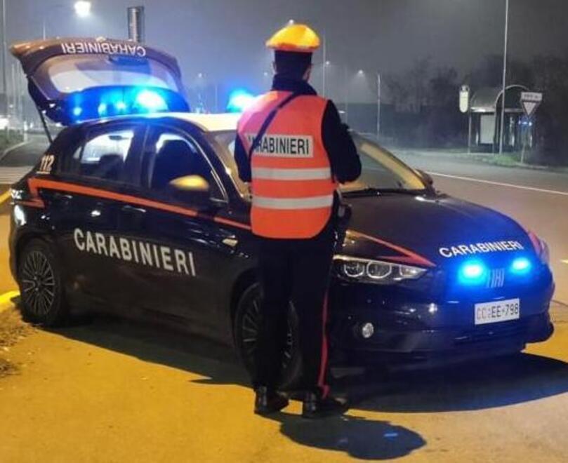 Castelvetro. Una spranga per forzare la porta 