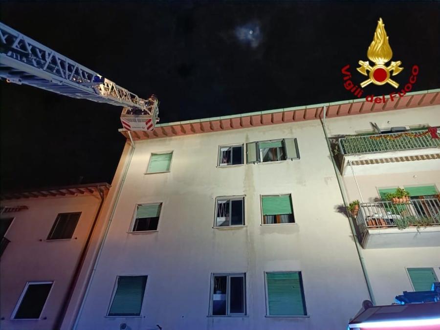 Rosignano, incendio nel sottotetto di un condominio: famiglie evacuate – Video