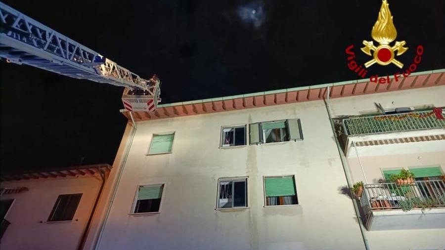 Rosignano, incendio nel sottotetto di un condominio: famiglie evacuate – Video