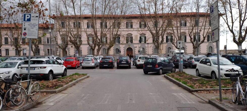 Livorno, il Comune vuole riprendersi quasi 7mila parcheggi blu. Ecco le nuove regole