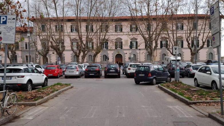 Livorno, il Comune vuole riprendersi quasi 7mila parcheggi blu. Ecco le nuove regole