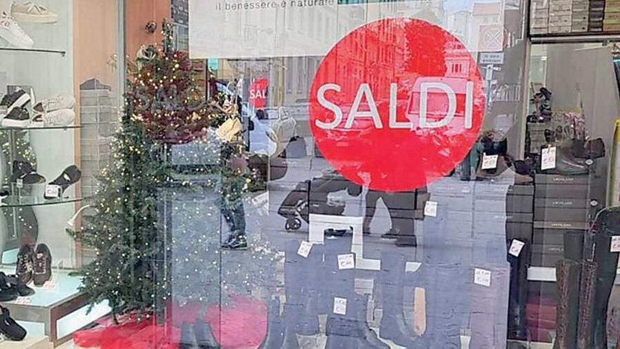 Saldi a Livorno, i commercianti: «L’inverno non è ancora iniziato. Dovevano partire dopo»