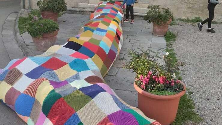 La maxi calza realizzata dalle nonne di Sant'Ermo