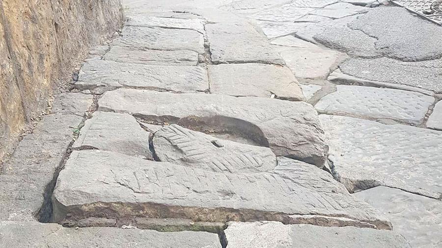 Buche e marciapiedi dissestati: le strade di Firenze diventano trappole