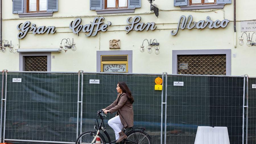 Il Caffè San Marco chiude 2 mesi: «La causa? Bollette e transenne»
