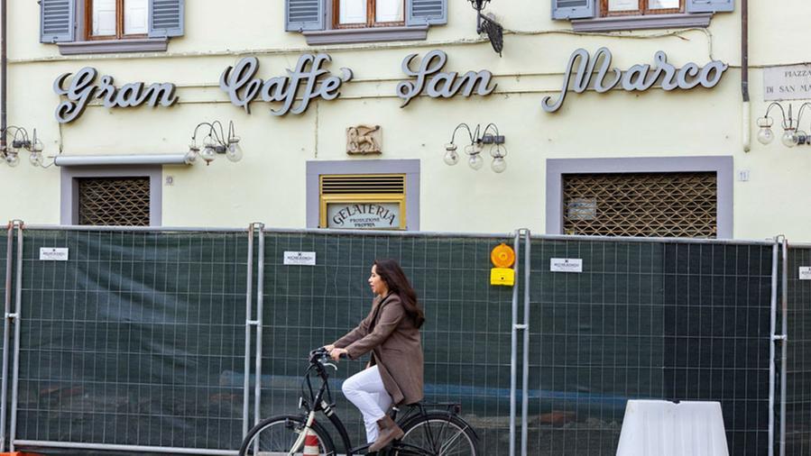 Il Caffè San Marco chiude 2 mesi: «La causa? Bollette e transenne»
