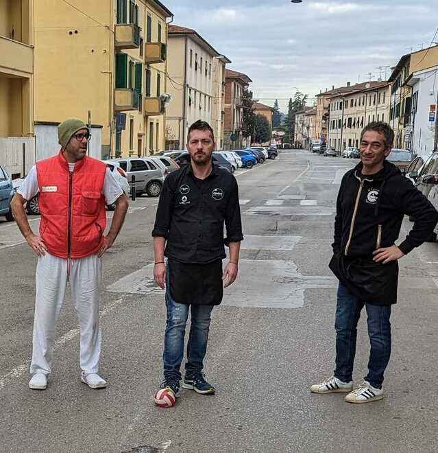 A Certaldo cambia la viabilità e nella strada ora deserta i commercianti giocano a calcio