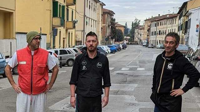 A Certaldo cambia la viabilità e nella strada ora deserta i commercianti giocano a calcio
