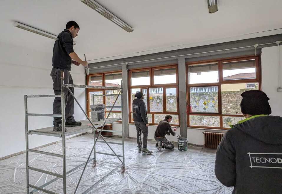 Pistoia, ditta tinteggia a proprie spese sette aule di una scuola primaria